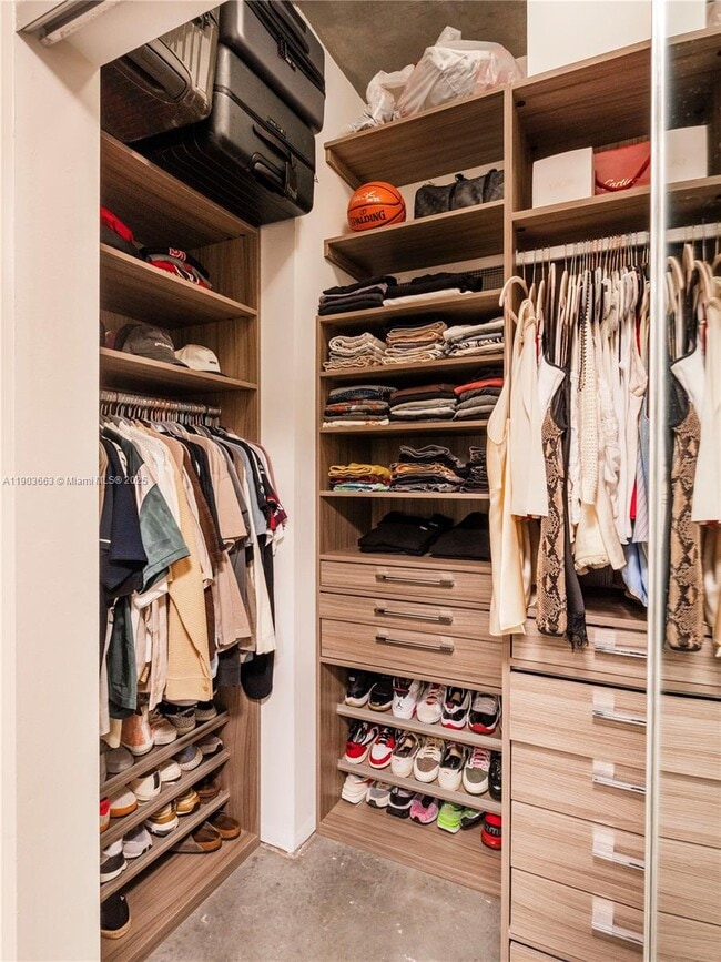 Building Photo - 3449 NE 1st Ave