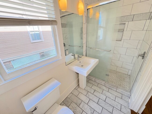 Building Photo - 313 W 33rd St