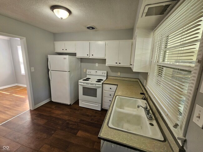 Building Photo - 2107 W Coil St