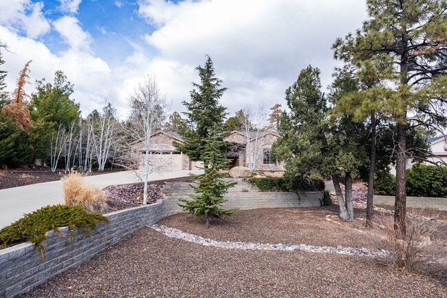 Building Photo - 4 Bedroom, 2 Bathroom Home in Timber Ridge