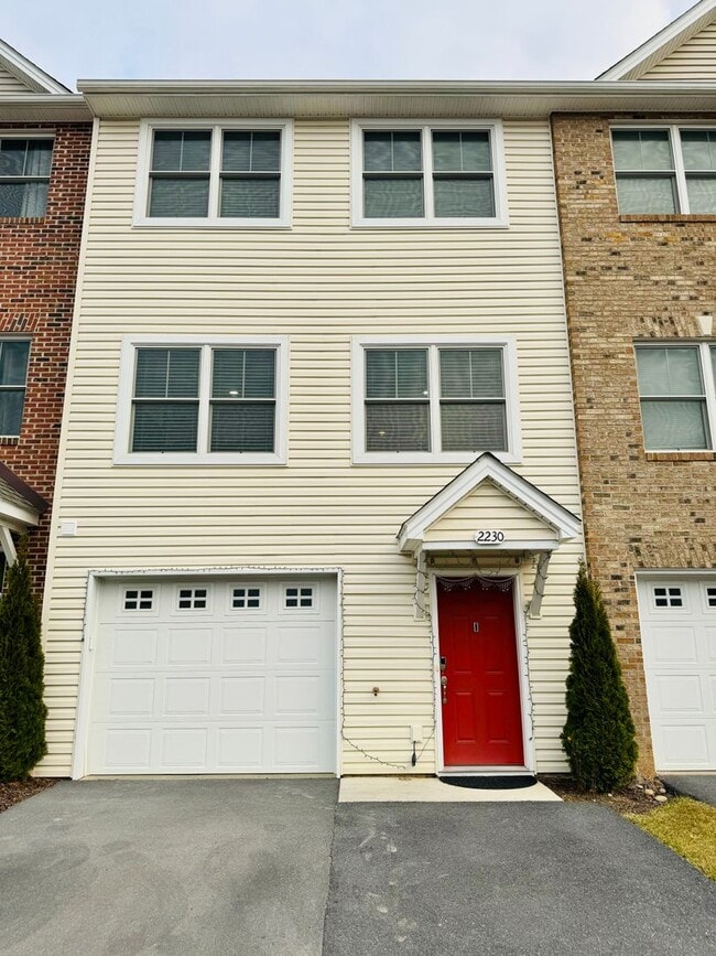 Building Photo - Spacious townhouse for rent in Bluestone H...