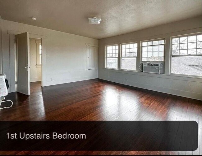 Building Photo - Spacious Prairie Style Home- 3 Bed, 1 Bath...