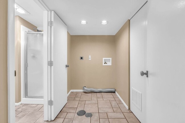 Building Photo - Stunning Single Family Home In Excellent L...