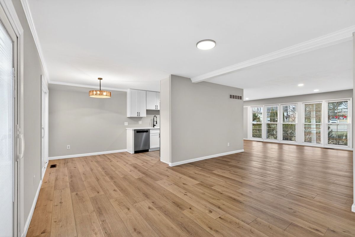 Building Photo - 5016 Fernhill Dr