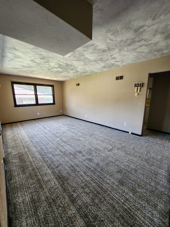 Building Photo - 2116 W Kettelle St