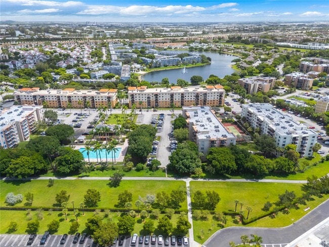Building Photo - 9320 Fontainebleau Blvd