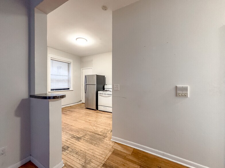 Building Photo - 917 W Waveland Ave