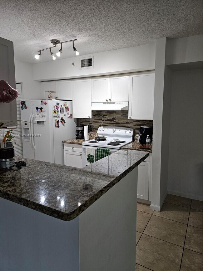 Building Photo - 4832 N State Rd 7