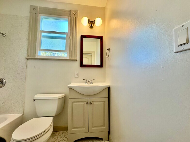 Building Photo - 1054 24th St