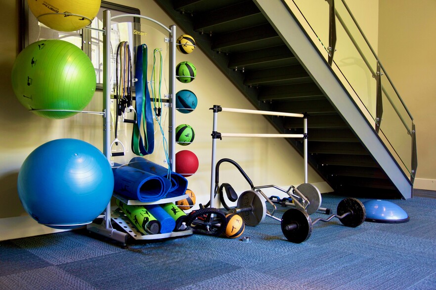 Strength equipment including bars - 585 9th St