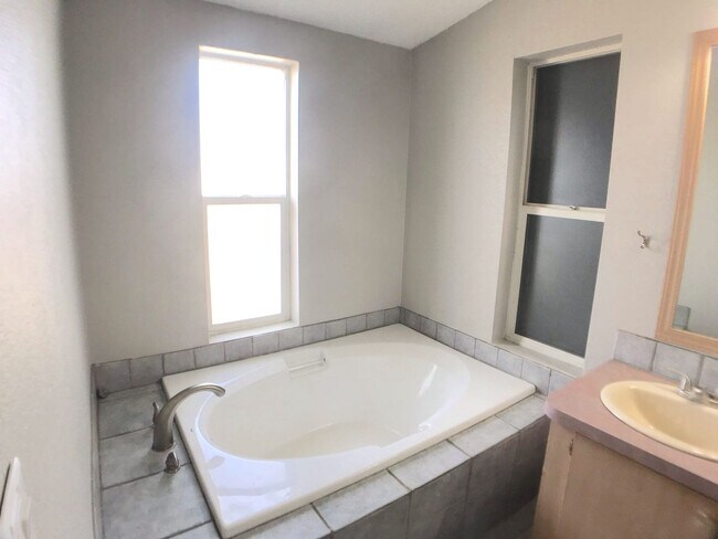 Building Photo - 4 bedroom home in Moriarty. Country Living! Close to I-40.