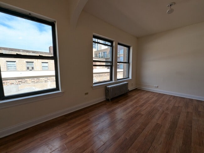 Building Photo - 5417 N Kenmore Ave