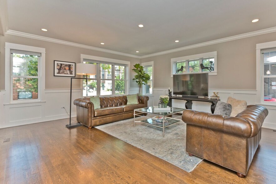 Building Photo - 4752 N Hamilton Ave