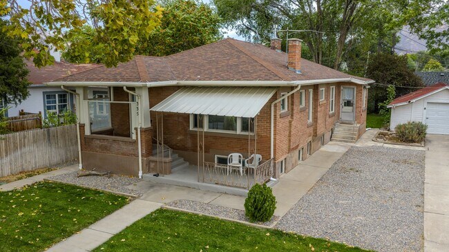 Building Photo - Brown Duplex