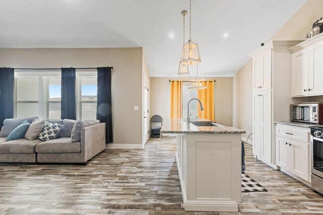 Building Photo - Partially furnished Twin home in Rigby