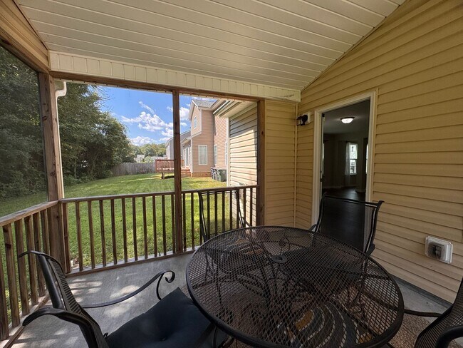 Building Photo - 5BR 3BA Home with Screened Porch