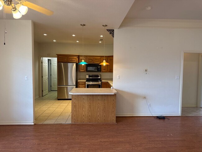 Building Photo - 3 Bed 2 Bath Home Available 10/13