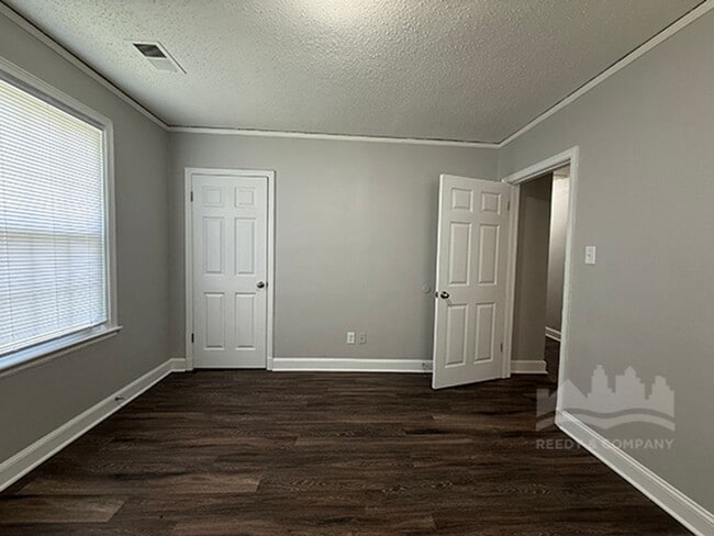 Building Photo - Welcome to our charming 2 bedroom, 1 bathr...