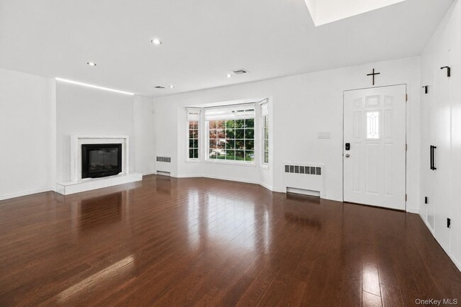 Building Photo - 38 Birchwood Park Dr