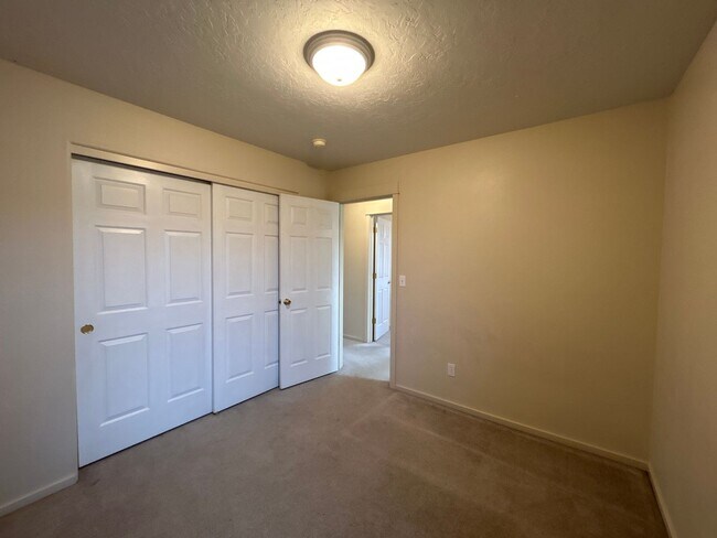 Building Photo - 3 Bedroom / 2 Bathroom Home in NE Madras