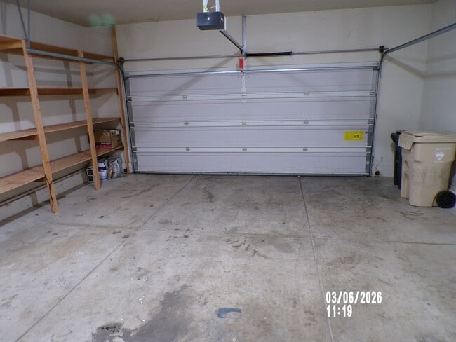 Building Photo - Newly remodeled Meadows Townhome