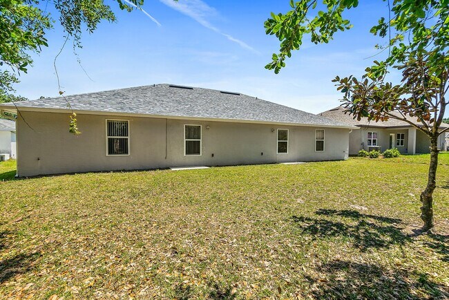 Building Photo - Spacious 3 Bedroom 2 Bath Duplex in Pine G...