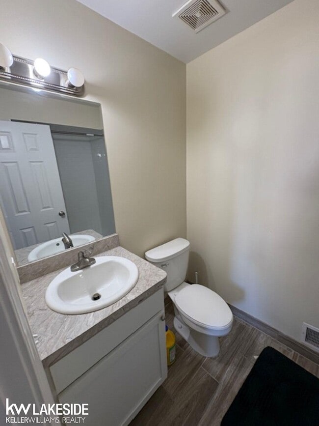 Building Photo - 14231 Ivanhoe Dr