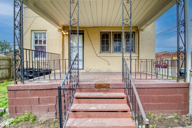 Building Photo - 5421 Toledo St