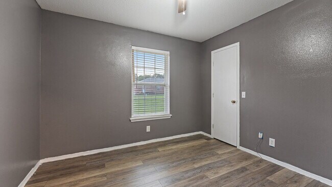 Building Photo - 909 S Curtis Ave