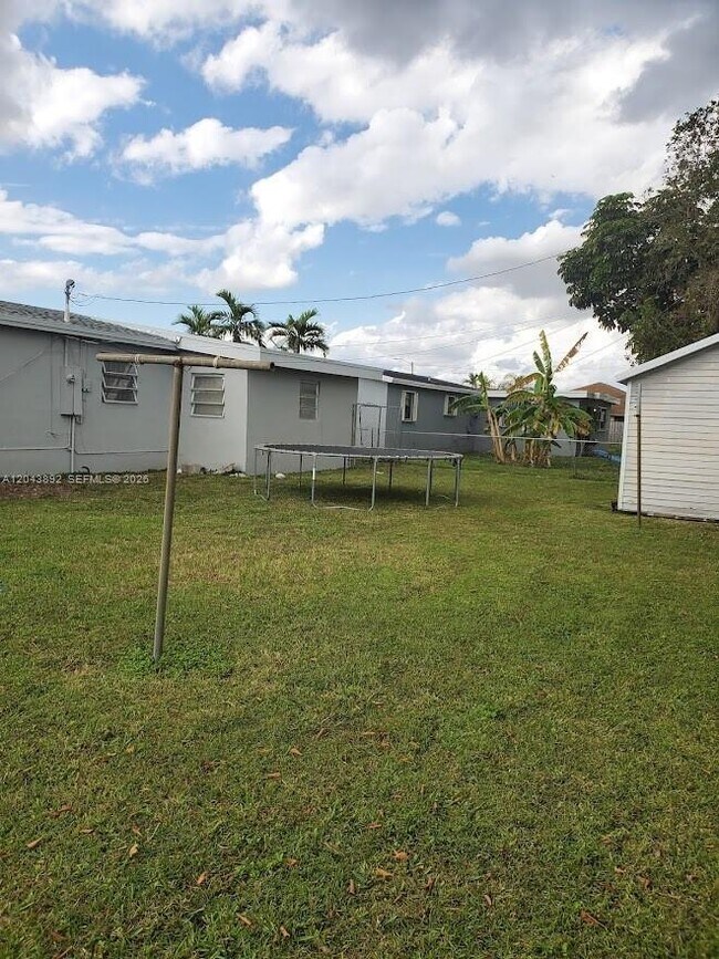 Building Photo - 14721 SW 104th Ave