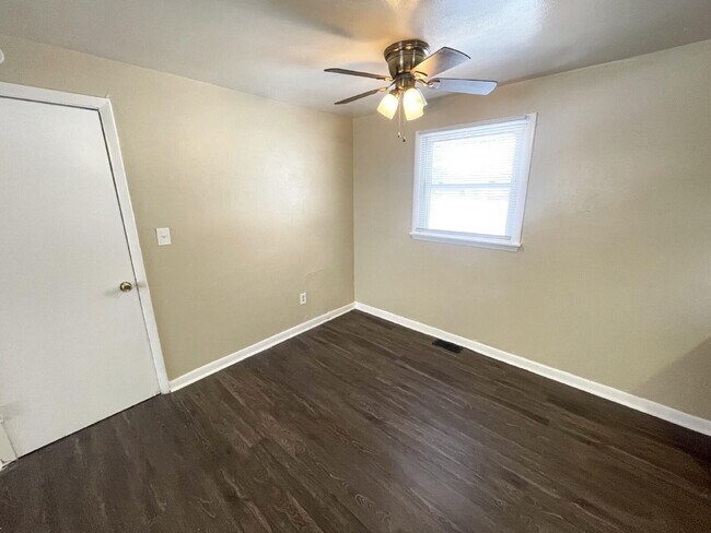 Building Photo - 5 Bedroom with a Bonus family/Tv Room