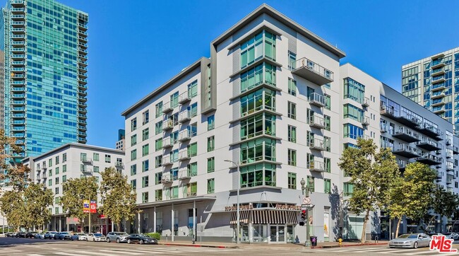 Building Photo - 645 W 9th St