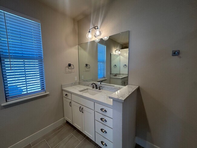 Building Photo - Amazing 3 Bedroom Midway Home