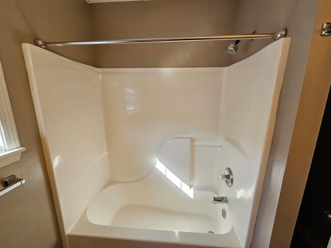 Building Photo - 3 Bedroom 2 Bath Home in Seven Oaks Neighborhood