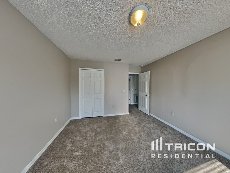 Building Photo - 12610 Lake Vista Dr