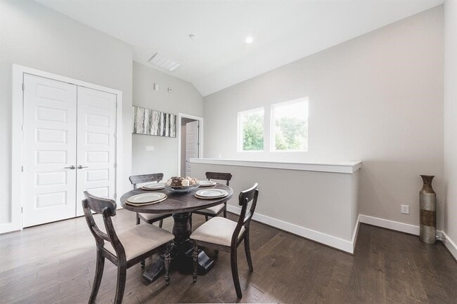 Building Photo - 2149 Hoskins Dr