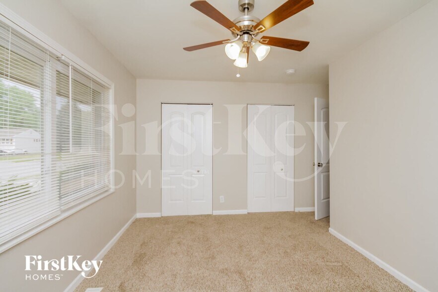 Building Photo - 823 Oriole Dr
