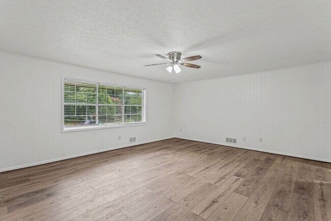 Building Photo - One level - Brick Ranch - Spacious 3 bedroom/2 bath in cul-de-sac lot.  $1800.00