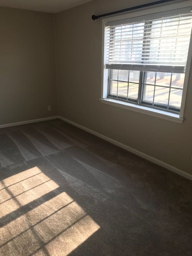 Building Photo - MOVE IN SPECIAL!!-Available 1 Bedroom Apar...