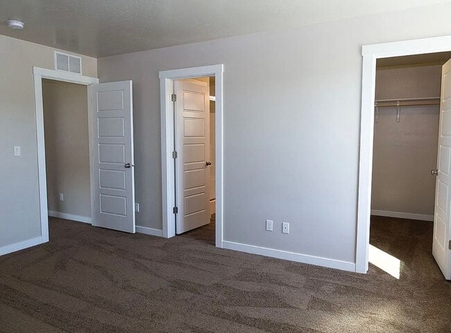 Building Photo - Cute 3 Bedroom 2.5 Home with a 2 Car Garage!