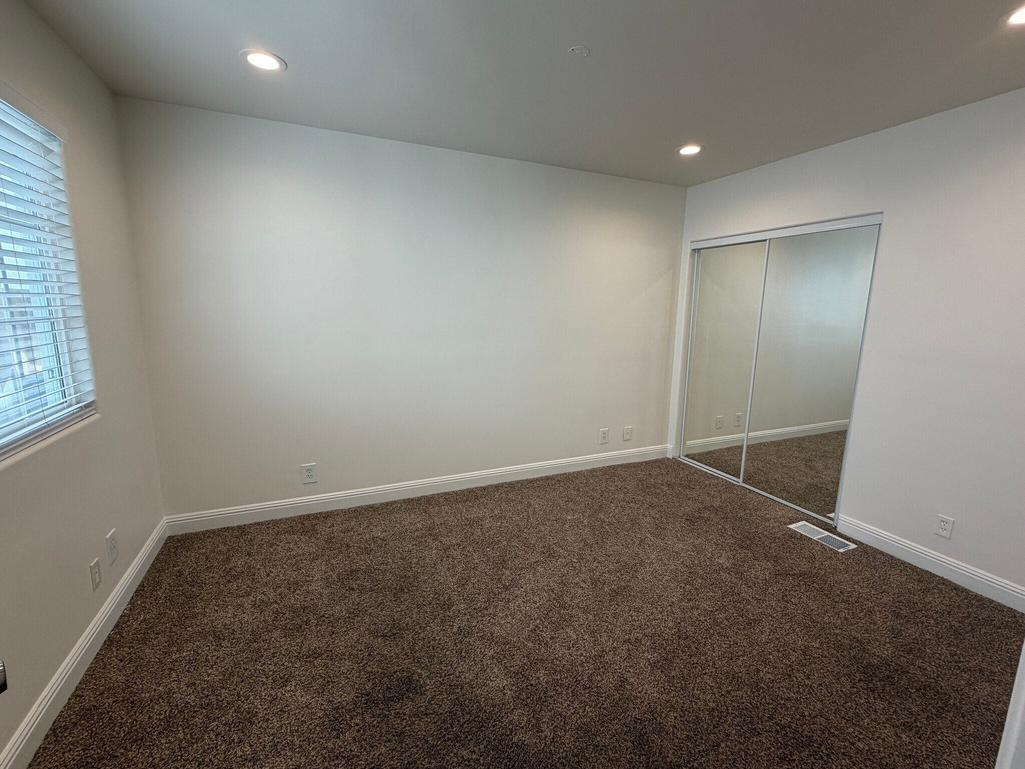 Building Photo - 3111 Bayview Dr