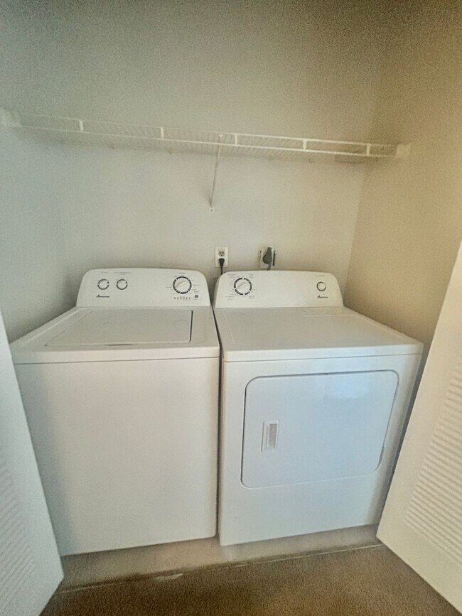 Building Photo - HALF OFF 1ST MONTHS RENT! The Landings 3rd...