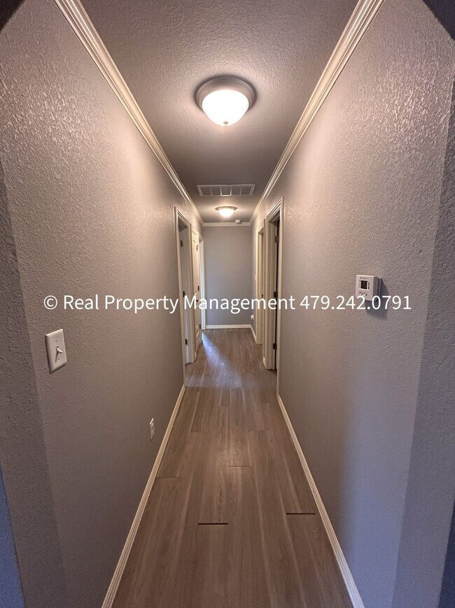 Building Photo - MOVE IN SPECIAL - HALF OFF MOVE IN RENT! B...