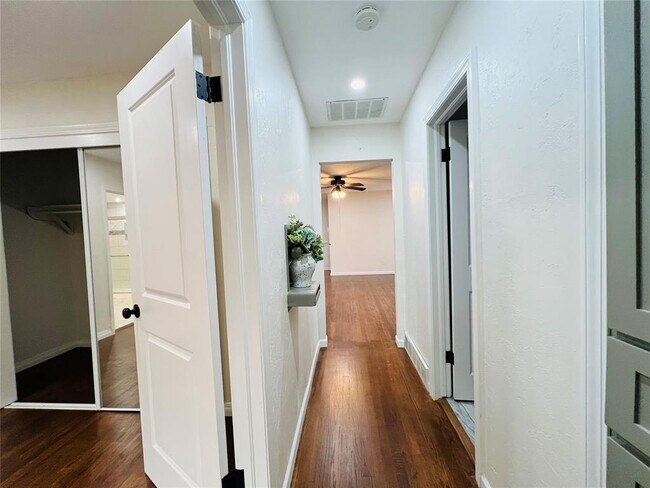 Building Photo - 1847 N Allen Ln