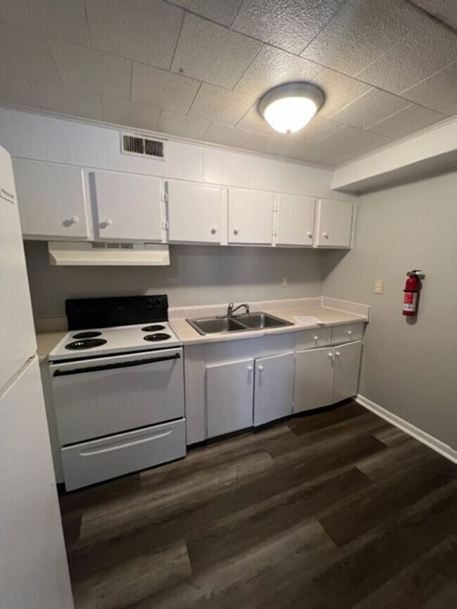 Building Photo - 601 Cedarwood Dr