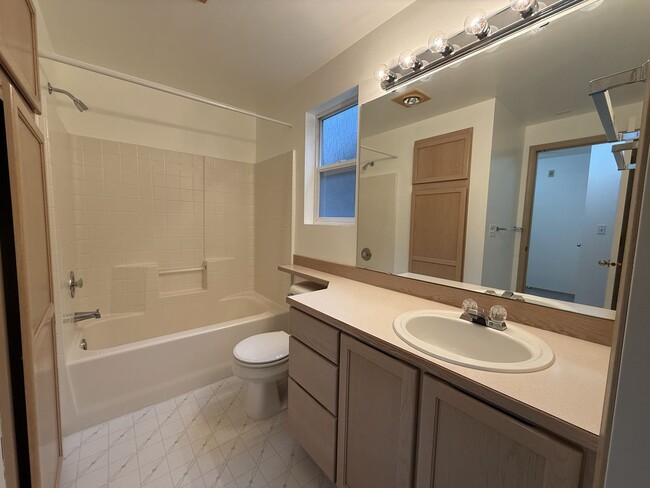 Building Photo - Warm & Cozy 2BD/1.5BTH Townhome for Rent i...