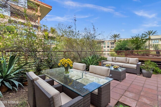 Building Photo - 7131 E Rancho Vista Dr
