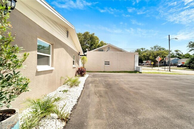 Building Photo - 1462 Cleveland St