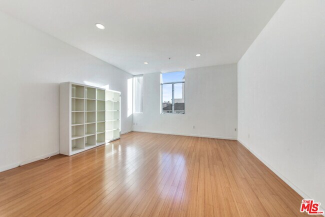Building Photo - 140 S Gramercy Pl