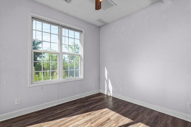 Building Photo - 570 Lory Ln